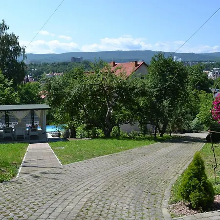 At Lesya Ukrainka 3*