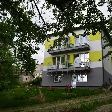 At Lesya Ukrainka * トラスコヴェッツ