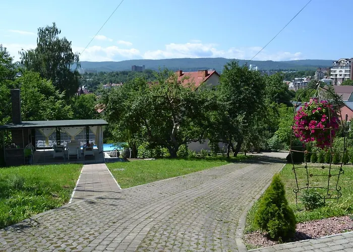 At Lesya Ukrainka 3*